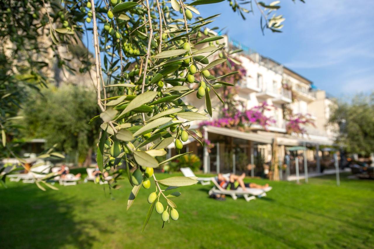 Hotel Baia Azzurra - Lake Front Torbole Sul Garda Eksteriør billede