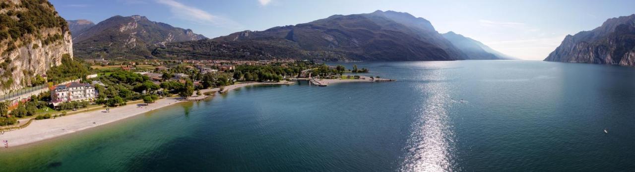 Hotel Baia Azzurra - Lake Front Torbole Sul Garda Eksteriør billede