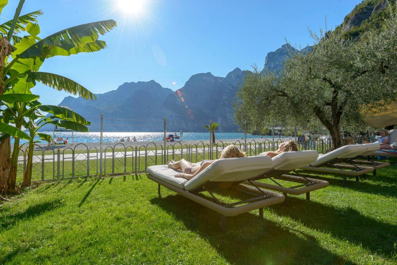 Hotel Baia Azzurra - Lake Front Torbole Sul Garda Eksteriør billede