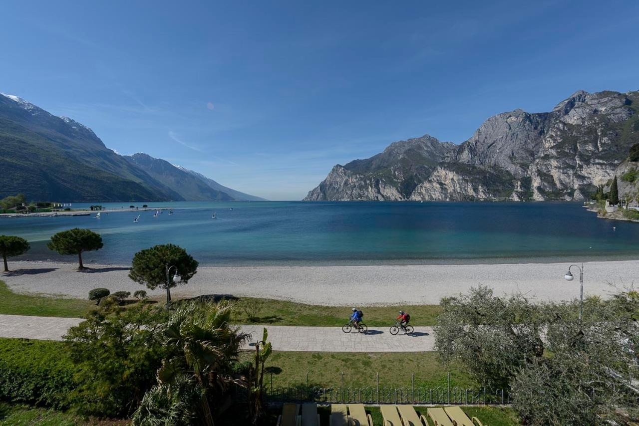 Hotel Baia Azzurra - Lake Front Torbole Sul Garda Eksteriør billede