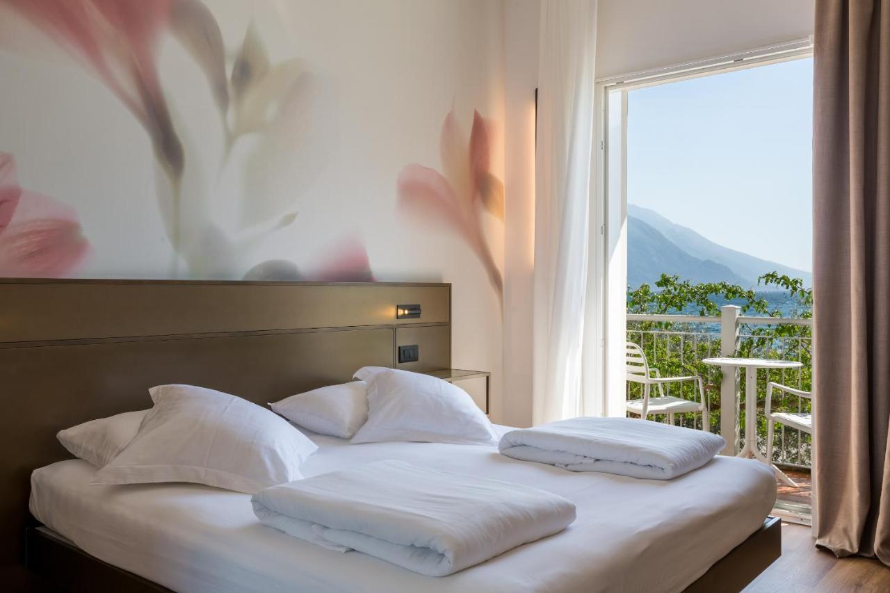 Hotel Baia Azzurra - Lake Front Torbole Sul Garda Eksteriør billede