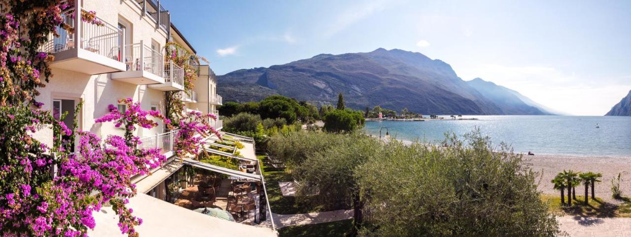 Hotel Baia Azzurra - Lake Front Torbole Sul Garda Eksteriør billede