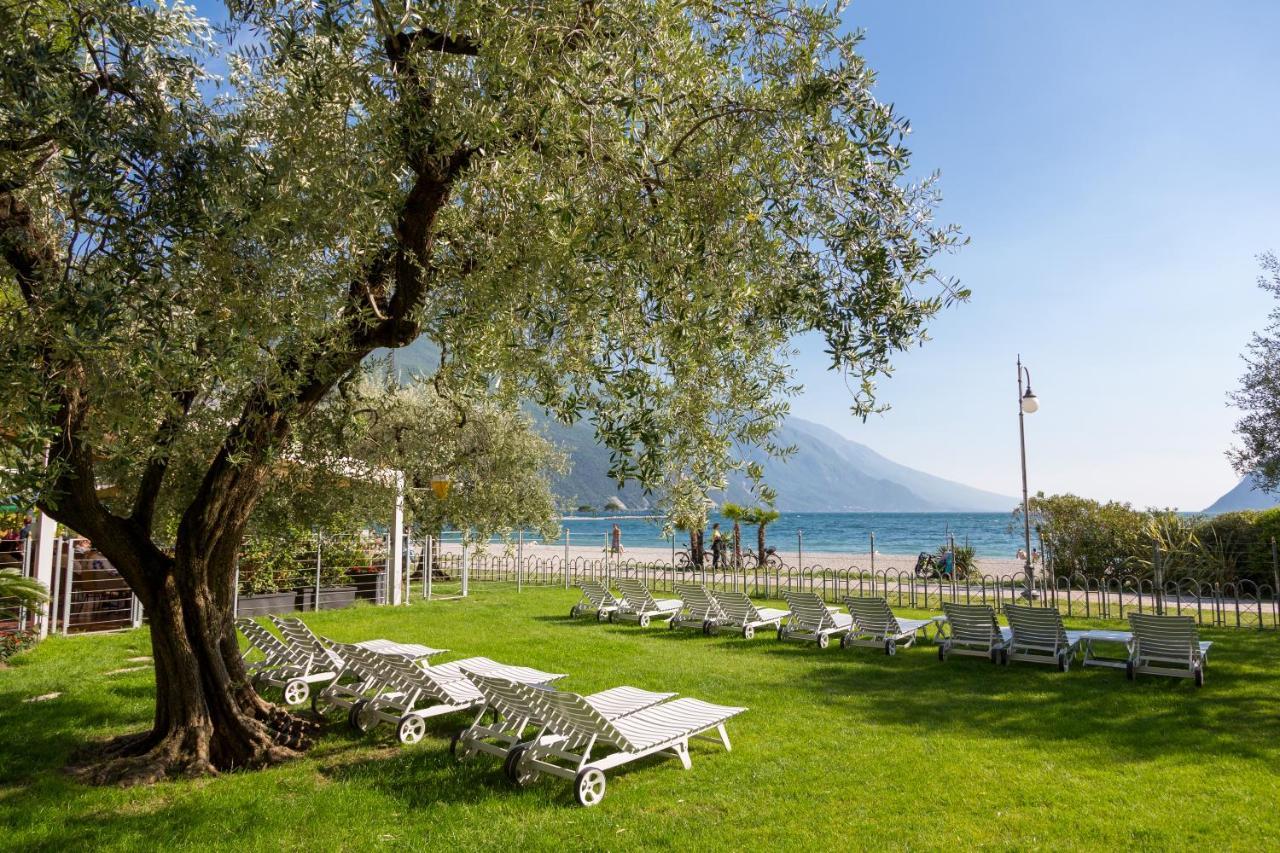 Hotel Baia Azzurra - Lake Front Torbole Sul Garda Eksteriør billede