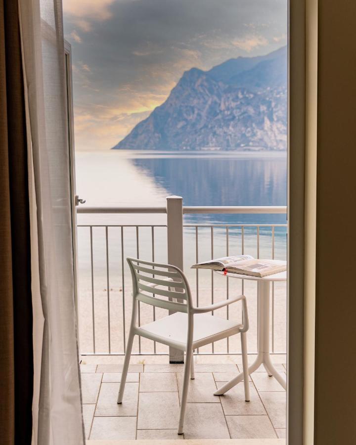 Hotel Baia Azzurra - Lake Front Torbole Sul Garda Eksteriør billede