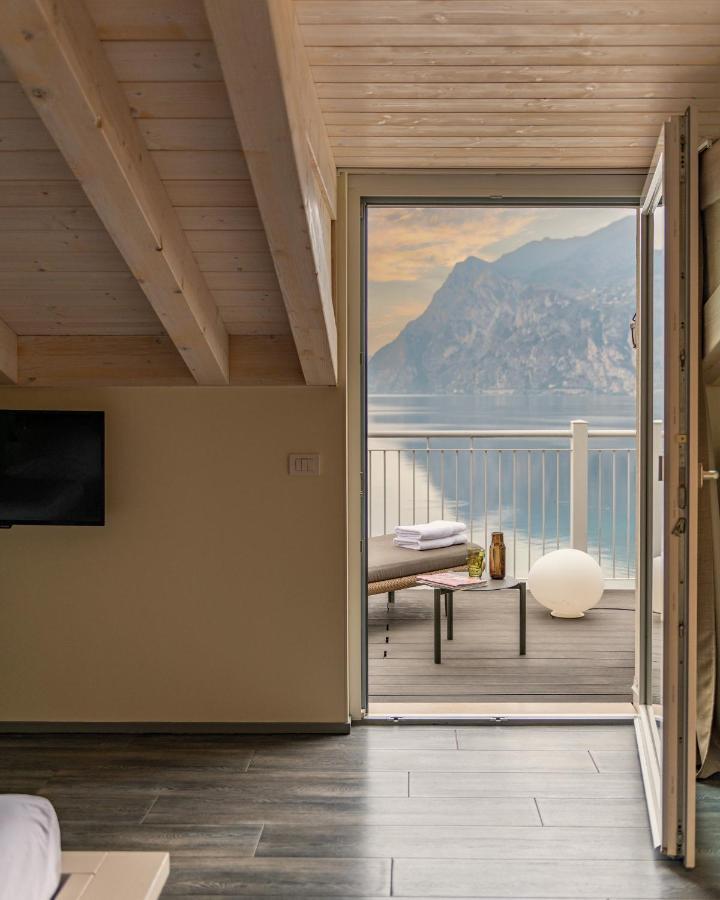 Hotel Baia Azzurra - Lake Front Torbole Sul Garda Eksteriør billede