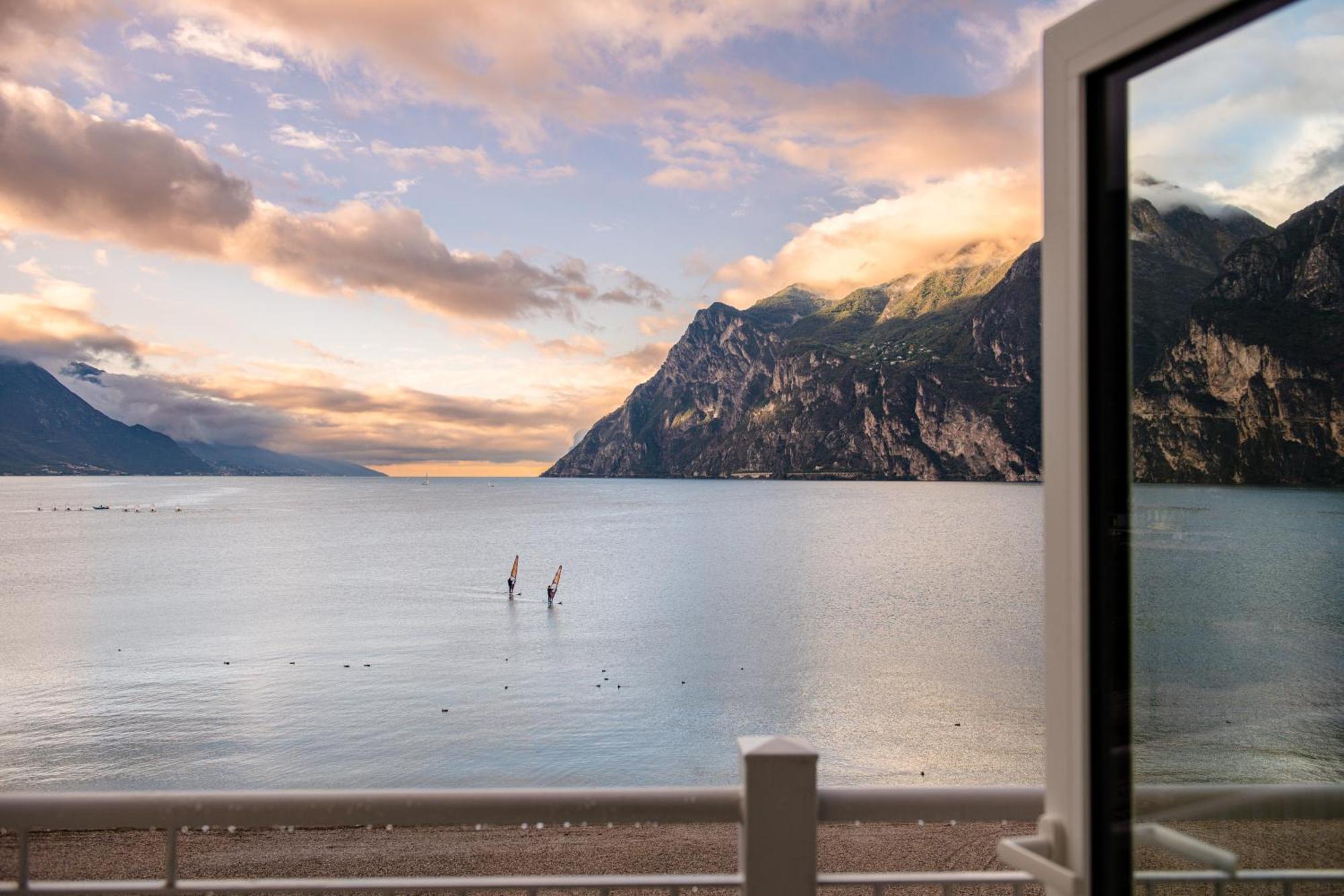 Hotel Baia Azzurra - Lake Front Torbole Sul Garda Eksteriør billede