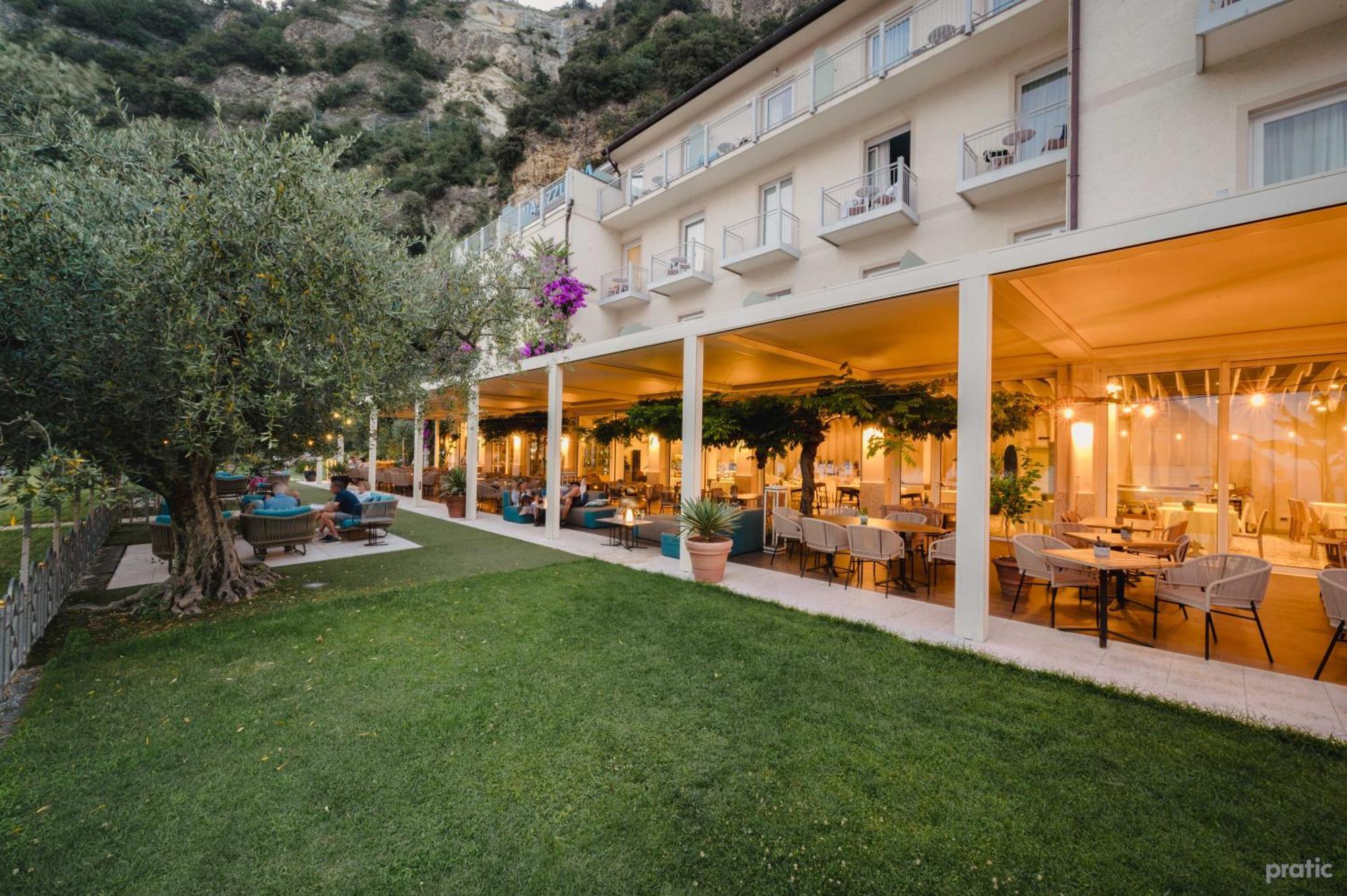 Hotel Baia Azzurra - Lake Front Torbole Sul Garda Eksteriør billede