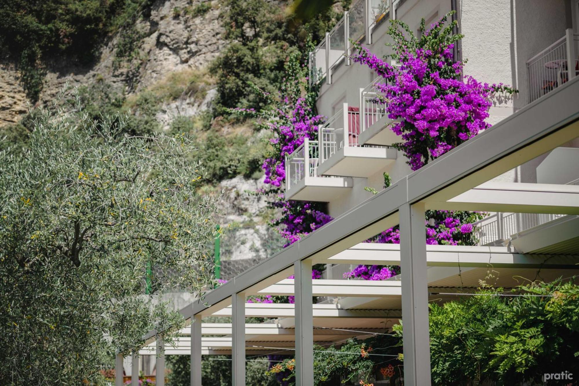 Hotel Baia Azzurra - Lake Front Torbole Sul Garda Eksteriør billede