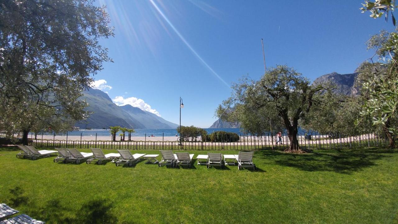 Hotel Baia Azzurra - Lake Front Torbole Sul Garda Eksteriør billede